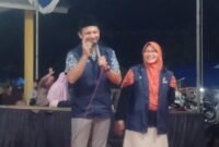 Momen saat Agus Putra Eka, memberikan sambutan dihadapan ratusa warga yang hadir dengan didampingi sang istri tercinta, Yunia Herawati, Selasa 3 Oktober 2023.