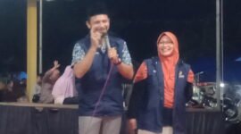 Momen saat Agus Putra Eka, memberikan sambutan dihadapan ratusa warga yang hadir dengan didampingi sang istri tercinta, Yunia Herawati, Selasa 3 Oktober 2023.