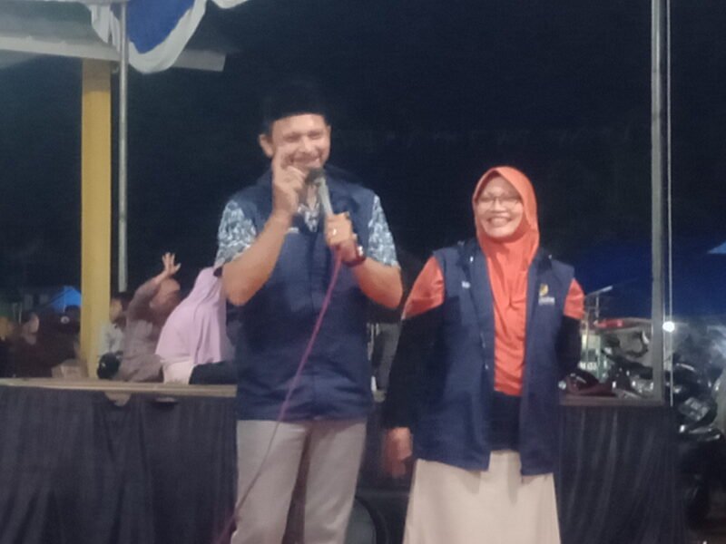 Momen saat Agus Putra Eka, memberikan sambutan dihadapan ratusa warga yang hadir dengan didampingi sang istri tercinta, Yunia Herawati, Selasa 3 Oktober 2023.