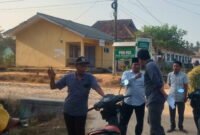 Masyarakat dan Tim PLN berdiskusi usai melaksanakan sosialisasi, Rabu 4 Oktober 2023. (Hadi Jakariya)