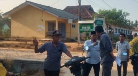 Masyarakat dan Tim PLN berdiskusi usai melaksanakan sosialisasi, Rabu 4 Oktober 2023. (Hadi Jakariya)