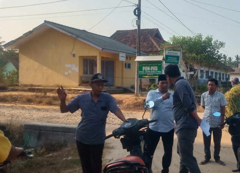 Masyarakat dan Tim PLN berdiskusi usai melaksanakan sosialisasi, Rabu 4 Oktober 2023. (Hadi Jakariya)