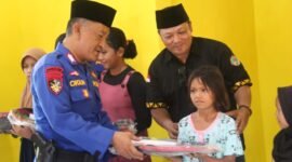 Anggota Sat Polairud Polres Lampung Timur bersama Ketua IWO Lampung Timur Andono, saat menyerahkan bantuan ke anak di Musala Kampung Nelayan, Desa Margasari, Kecamatan Labuhan Maringgai, Selasa 2 April 2024. Sumber: Humas IWO Lamtim.