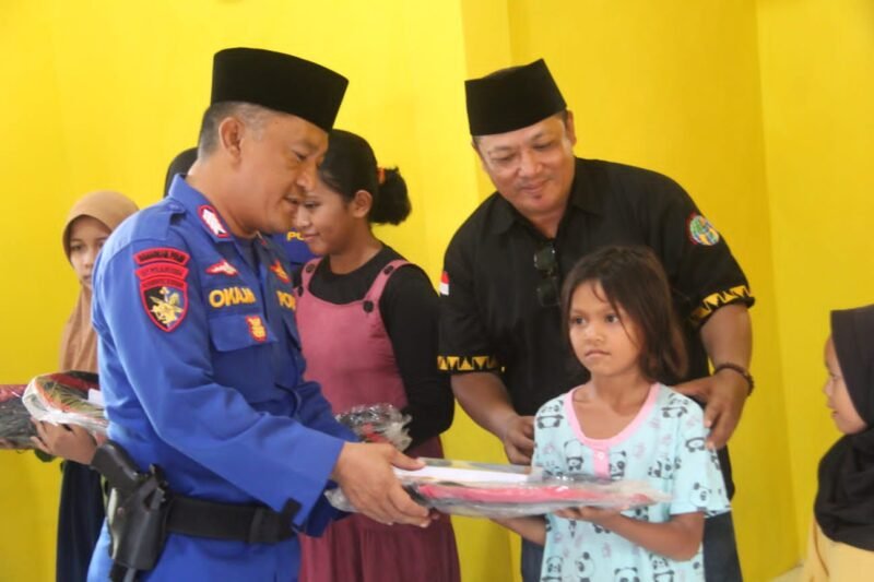 Anggota Sat Polairud Polres Lampung Timur bersama Ketua IWO Lampung Timur Andono, saat menyerahkan bantuan ke anak di Musala Kampung Nelayan, Desa Margasari, Kecamatan Labuhan Maringgai, Selasa 2 April 2024. Sumber: Humas IWO Lamtim.
