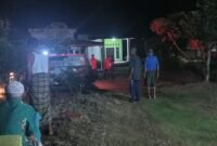 Suasana rumah korban pada pukul 02.30 WIB dini hari, ramai warga yang berdatangan. Sumber: Agus Sahroni.