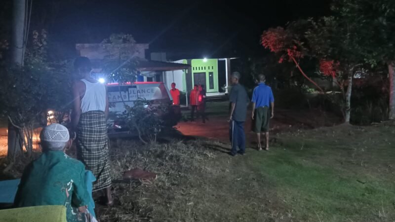 Suasana rumah korban pada pukul 02.30 WIB dini hari, ramai warga yang berdatangan. Sumber: Agus Sahroni.