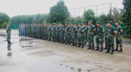 Kodim 0429/Lampung Timur memberikan arahan kepada para prajurit yang tergabung dalam gelombang pertama cuti di Hari Raya Idul Fitri. Sumber: Agus Sahroni