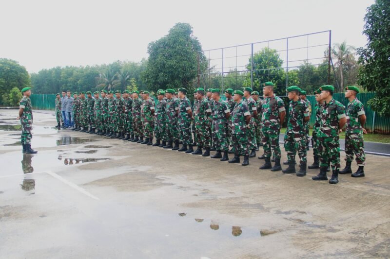 Kodim 0429/Lampung Timur memberikan arahan kepada para prajurit yang tergabung dalam gelombang pertama cuti di Hari Raya Idul Fitri. Sumber: Agus Sahroni