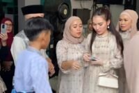 Ayu Ting Ting bagi-bagi THR ke tetangga. Sumber: mnrafiq