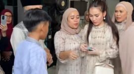 Ayu Ting Ting bagi-bagi THR ke tetangga. Sumber: mnrafiq