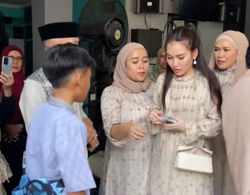 Ayu Ting Ting bagi-bagi THR ke tetangga. Sumber: mnrafiq