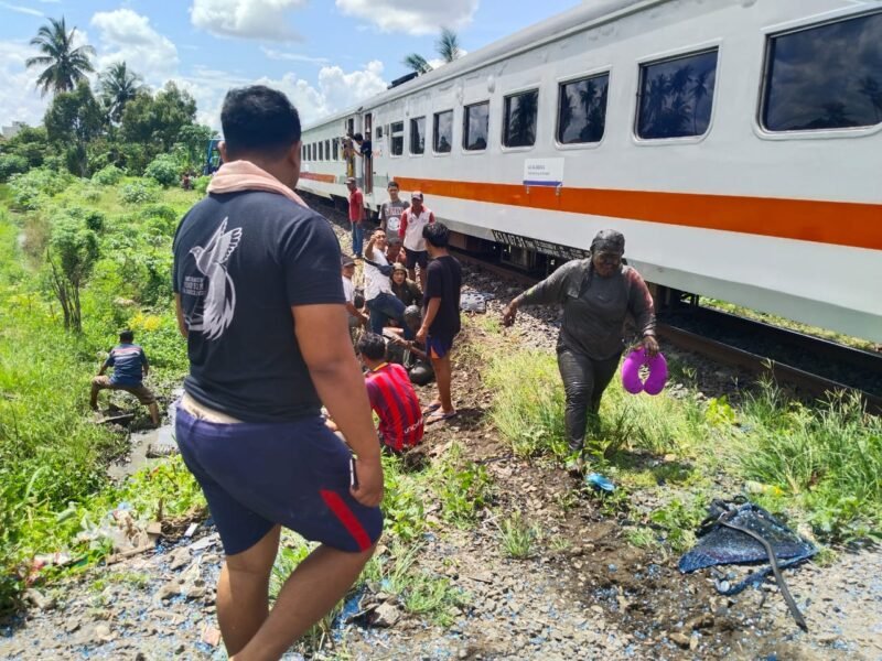 Kereta Api Tabrak bus Putra Sulung di Oku Timur.
Sumber: dok warga.