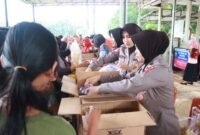 Polres Lampung Timur gelar pasar murah dan bazar UMKM untuk antisipasi kenaikan harga sembako menjelang lebaran. Sumber: Agus Sahroni/dok Humas Polres Lampung Timur