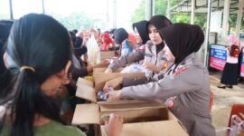 Polres Lampung Timur gelar pasar murah dan bazar UMKM untuk antisipasi kenaikan harga sembako menjelang lebaran. Sumber: Agus Sahroni/dok Humas Polres Lampung Timur