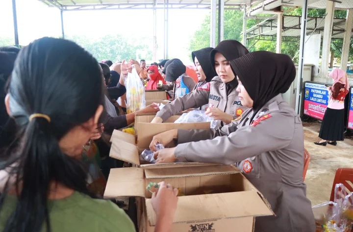 Polres Lampung Timur gelar pasar murah dan bazar UMKM untuk antisipasi kenaikan harga sembako menjelang lebaran. Sumber: Agus Sahroni/dok Humas Polres Lampung Timur