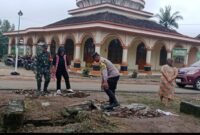 Camat Way Bungur Lusia Prina, saat meninjau lokasi bersama TNI dan polisi. Sumber: Agus Sahroni