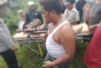 Proses evakuasi jenazah Hanafi, saat pertama kali ditemukan warga dibawah jembatan Dusun 1 Way Curup, Desa Mataram Baru, Lampung Timur, Senin 15 April 2024. Sumber: Agus Sahroni