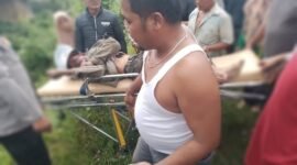 Proses evakuasi jenazah Hanafi, saat pertama kali ditemukan warga dibawah jembatan Dusun 1 Way Curup, Desa Mataram Baru, Lampung Timur, Senin 15 April 2024. Sumber: Agus Sahroni