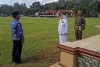 Camat Sriyati, pimpin upacara HUT ke-25 Lampung Timur di Lapangan Merdeka, Deda Mataram Baru, Kecamatan Mataram Baru, Senin 22 April 2024.
Sumber: Agus Sahroni