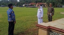 Camat Sriyati, pimpin upacara HUT ke-25 Lampung Timur di Lapangan Merdeka, Deda Mataram Baru, Kecamatan Mataram Baru, Senin 22 April 2024.
Sumber: Agus Sahroni