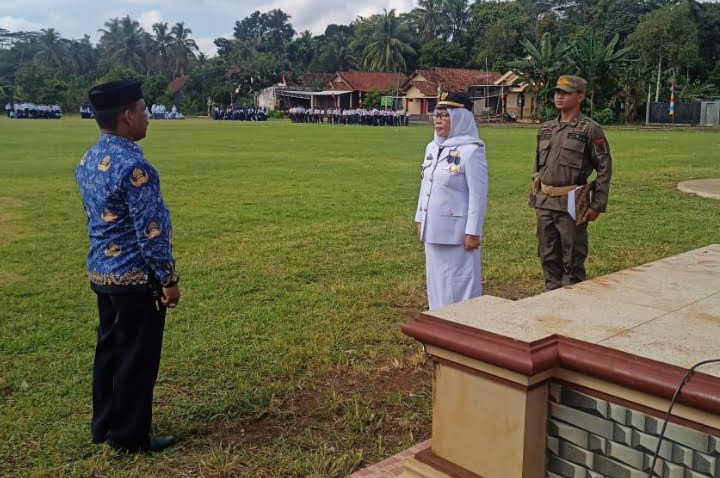 Camat Sriyati, pimpin upacara HUT ke 25 Lampung Timur di Mataram Baru