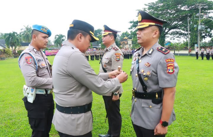Acara Sertijab berlangsung di Lapangan Satya Haprabu Polres Lampung Timur.
Sumber: Agus Sahroni/Humas Polres Lampung Timur