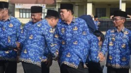 Pemerintah Kabupaten Lampung Timur menggelar acara apel bulanan sekaligus Halal Bihaal yang diselenggarakan di halaman Pemda setempat, Rabu 17 April 2024.
Sumber: Agus Sahroni