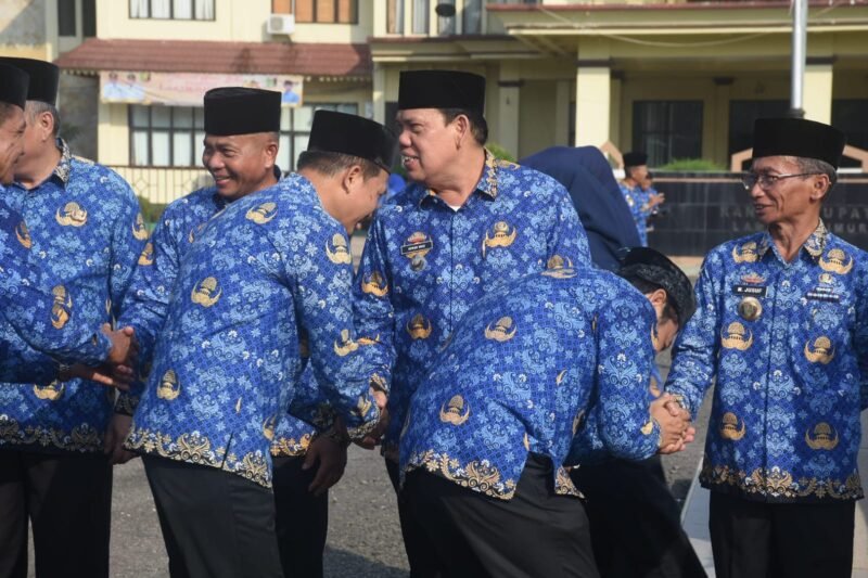 Pemerintah Kabupaten Lampung Timur menggelar acara apel bulanan sekaligus Halal Bihaal yang diselenggarakan di halaman Pemda setempat, Rabu 17 April 2024.
Sumber: Agus Sahroni