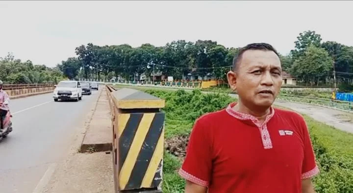 Lardi sangat mengharapkan pemerintah dapat segera memfasilitasi lampu dan rambu di jalan jembatan Way Curup, untuk mencegah terjadinya kecelakaan.
Sumber: Agus Sahroni