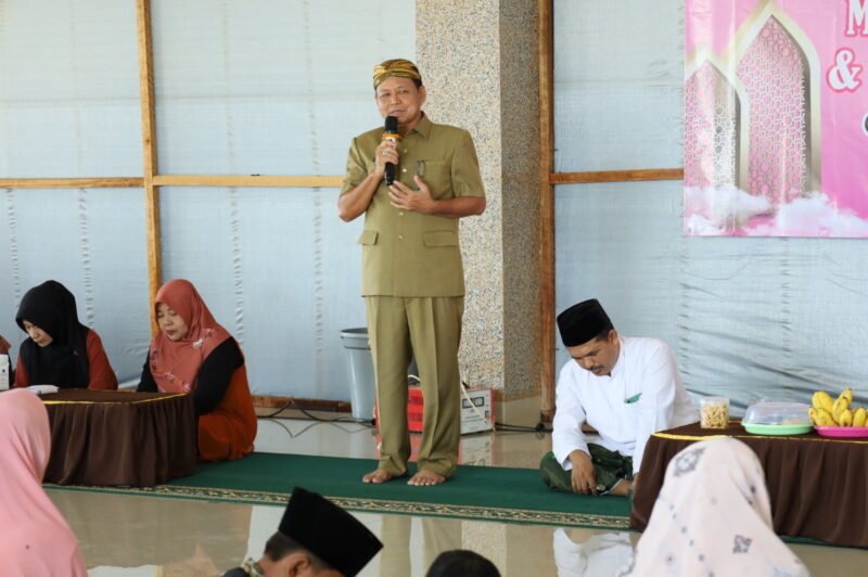 Bupati Lampung Timur M. Dawam Rahardjo Halal Bihalal di Masjid Nurul Fallah, Desa Sribhawono, Kecamatan Bandar Sribhawono, Jumat 19 April 2024.
Sumber: Andono