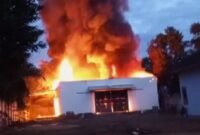 Kobaran api saat melalap gudang chiki di Desa Adirejo, Kecamatan Pekalongan, Lampung Timur, Sabtu 20 April 2024.
Sumber: Agus Sahroni