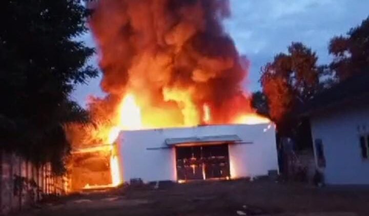 Kobaran api saat melalap gudang chiki di Desa Adirejo, Kecamatan Pekalongan, Lampung Timur, Sabtu 20 April 2024.
Sumber: Agus Sahroni