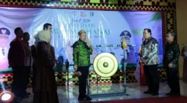 Bupati Lampung Timur Dawam Rahardjo, bersama Wakil Bupati Azwar Hadi resmi membuka Grand Opening Muli Mekhanai 2024, di aula Rumah Dinas Bupati, pada Jumat 26 April 2024.
Sumber: Agus Sahroni/Kominfo Lampung Timur