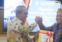 Bupati Lampung Timur, Dawam Rahardjo, saat menerima penghargaan WTP.
Sumber: lampungtimurkab
Sumber: pemkablampungtimur