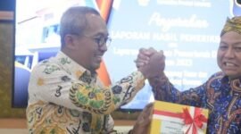 Bupati Lampung Timur, Dawam Rahardjo, saat menerima penghargaan WTP.
Sumber: lampungtimurkab
Sumber: pemkablampungtimur