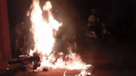 Kondisi saat motor penonton Tri Suaka di Bandar Sribhawono terbakar, Minggu 26 Mei 2024.
Sumber: L86news/MS