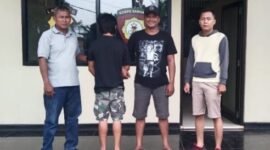 Tersangka saat diamankan oleh anggota Polsek Mataram Baru.
Sumber: Agus Sahroni/Humas Polres Lampung Timur. 