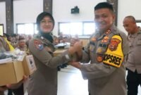 Kapolres Lampung Timur, AKBP M. Rizal Muchtar, saat menyerahkan HP Motorola Lex 11A ke personil Bhabinkamtibmas.
Sumber: Agus Sahroni/Humas Polres Lampung Timur