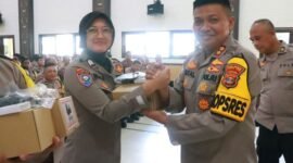 Kapolres Lampung Timur, AKBP M. Rizal Muchtar, saat menyerahkan HP Motorola Lex 11A ke personil Bhabinkamtibmas.
Sumber: Agus Sahroni/Humas Polres Lampung Timur