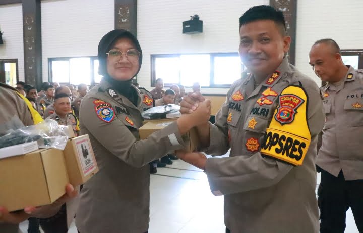 96 Personil menerima hp Motorola Lex 11A