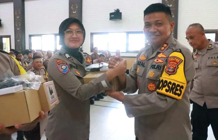 Kapolres Lampung Timur, AKBP M. Rizal Muchtar, saat menyerahkan HP Motorola Lex 11A ke personil Bhabinkamtibmas.
Sumber: Agus Sahroni/Humas Polres Lampung Timur