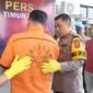 Pria viral isap sabu dan ngaku kebal hukum telah menyerahkan diri ke Polres Lampung Timur.
Sumber: Agus Sahroni