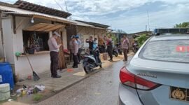 Kapolsek Labuhan Maringgai, dan Kepala Desa Margasari saat sidak penjual miras.Sumber: Agus Sahroni