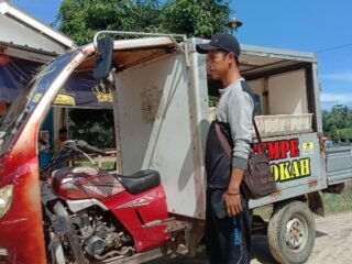 Pedagang tempe keliling ditondong