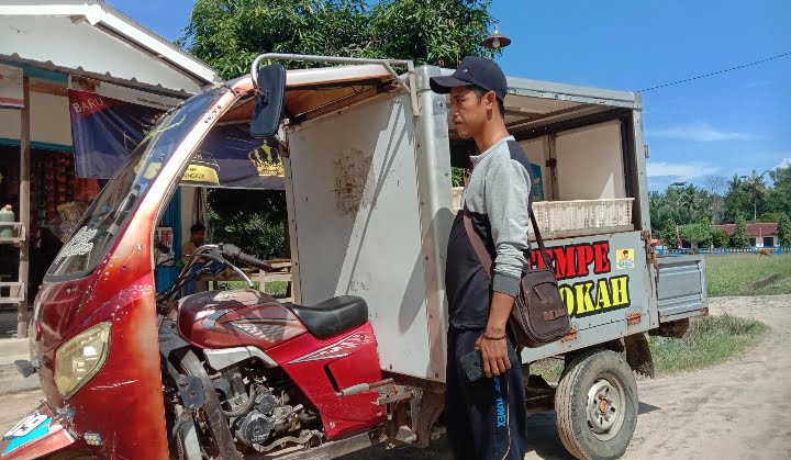 Pedagang tempe keliling ditondong