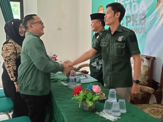 Suasana saat Wahyudi, dan rombongan tiba di kantor DPC PKB, Kabupaten Lampung Timur.
Sumber: Hadi Jakariya