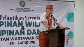 Irjen. Pol (Purn) Dr. Ike Edwin, saat memberi sambutan di acara pelantikan IWO, di Hotel Amalia, Bandar Lampung pada Rabu 29 Mei 2024.
Sumber: Hadi Jakariya