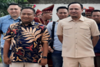 Garinca Reza Pahlevi (kanan) saat penyerahan berkas pencalonan Bupati ke DPD Partai NasDem Lampung Timur.
Sumber: Agus Sahroni