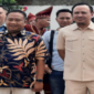 Garinca Reza Pahlevi (kanan) saat penyerahan berkas pencalonan Bupati ke DPD Partai NasDem Lampung Timur.
Sumber: Agus Sahroni