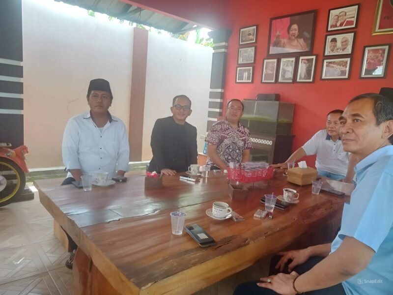 Wahyudi bersama LO, saat berbincang-bincang bersama Ketua DPC PDIP Lampung Timur, Ali Johan Arif, Senin 20 Mei 2024.
Sumber: Hadi Jakariya